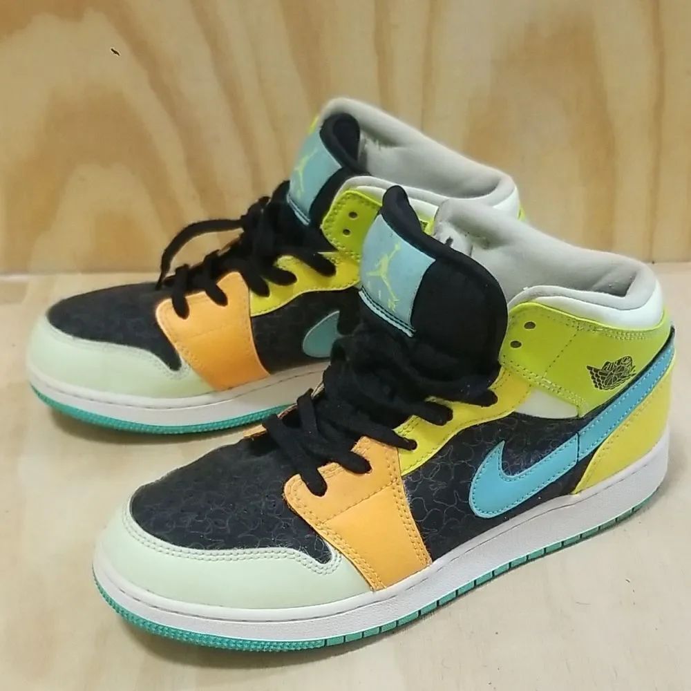 Nike Air Jordan 1 Mid SE “Aurora Green” Or “Clover” Wmn's sz 9, Mens/Boy's sz 7